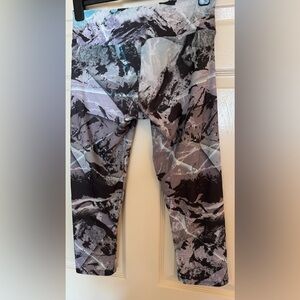 Onzie Glacier Print Crop Leggings M Gray Aqua High Rise Yoga